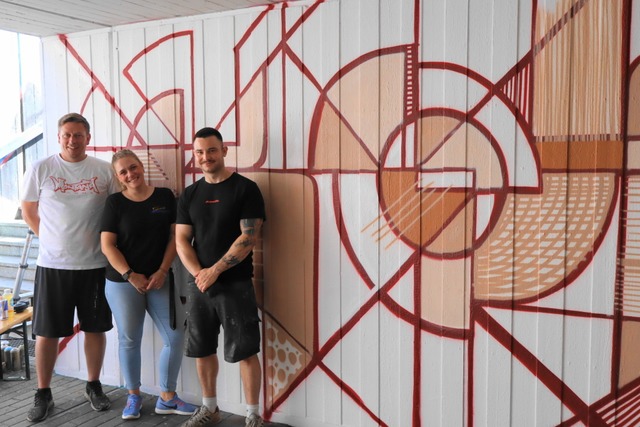 Die Street-Art-Künstler Benny Mammen ...r Mitte Jugendreferentin Katja Janker. | Foto: Gudrun Gehr Die Street-Art-Künstler Benny Mammen ...r Mitte Jugendreferentin Katja Janker. | Foto: Gudrun Gehr
