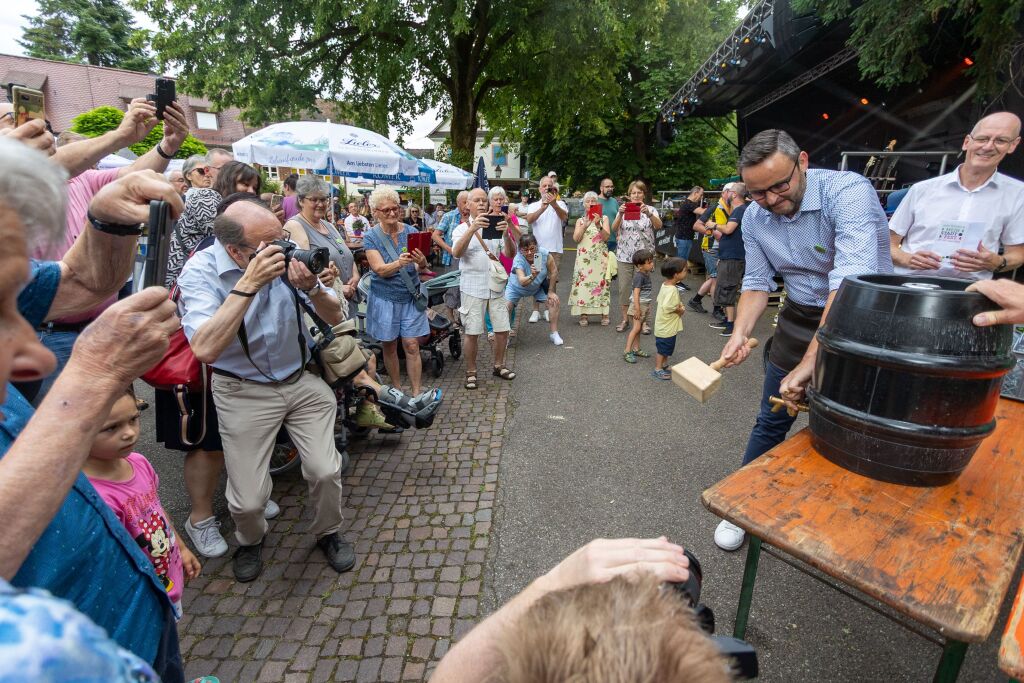 Oberbrgermeister Schmieder sticht das Fass an.