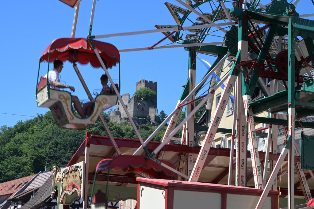 Auf dem Marktplatz dreht sich ein Riesenrad.