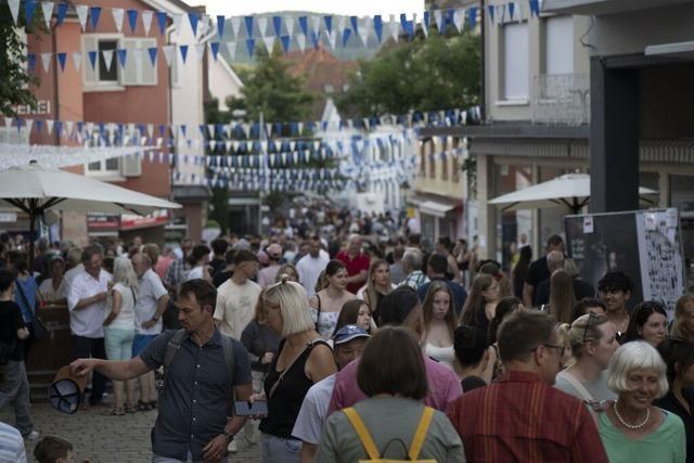 Tausende Besucherinnen und Besucher genießen das Müllheimer Stadtfest