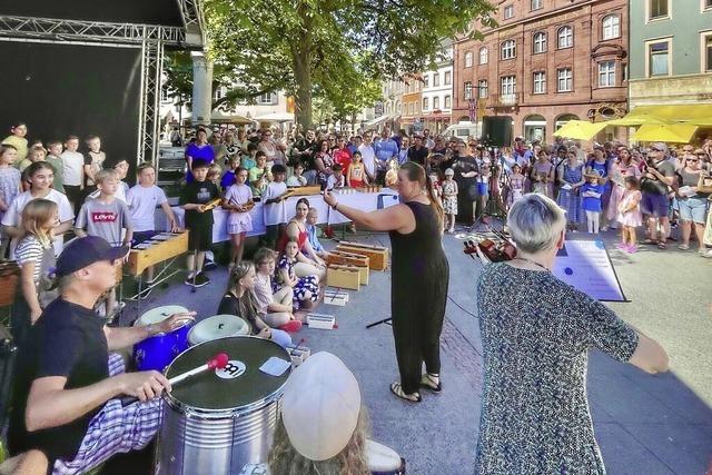 Singen, schwitzen und Schatten suchen: Lrrach singt! bei groer Hitze