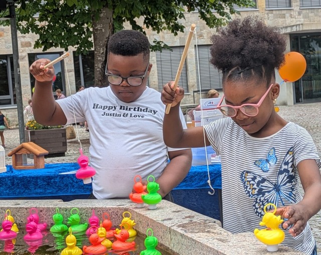 Gar nicht so einfach ist es, die Enten im Rathausbrunnen zu angeln. | Foto: Eva Wollweber Gar nicht so einfach ist es, die Enten im Rathausbrunnen zu angeln. | Foto: Eva Wollweber