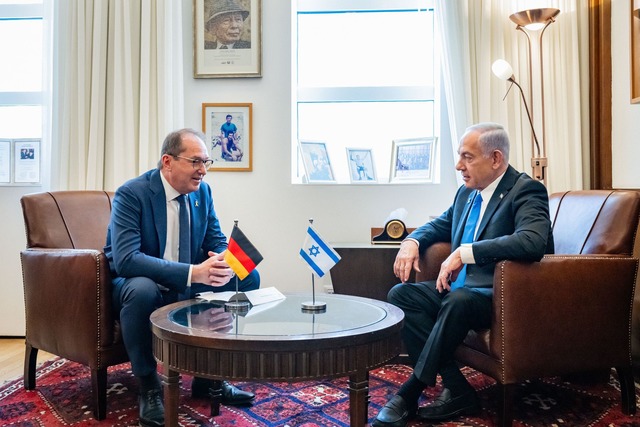 Innenminister Dobrindt stellt sich hin...Israels auf die iranischen Atomanlagen  | Foto: Jens Oellermann/BMI/dpa