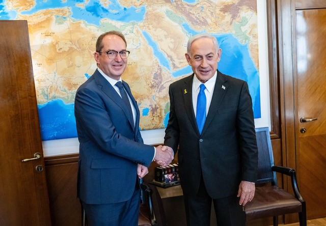 Innenminister Dobrindt stellt sich hin...Israels auf die iranischen Atomanlagen  | Foto: Jens Oellermann/BMI/dpa