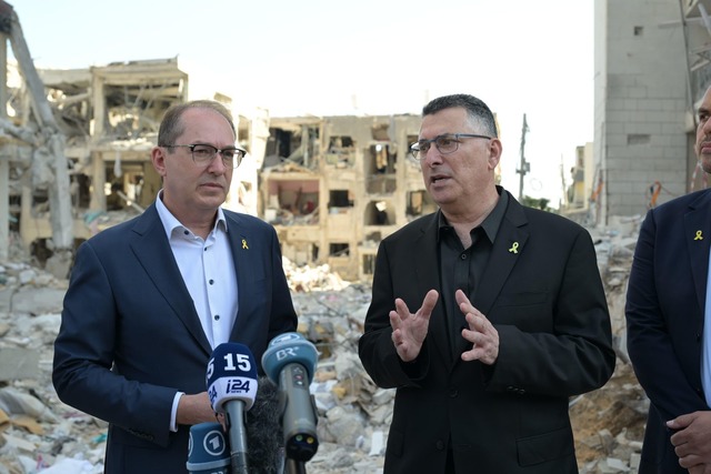 Innenminister Dobrindt stellt sich hin...Israels auf die iranischen Atomanlagen  | Foto: Schlomi Amsalem/Government Press Office/dpa
