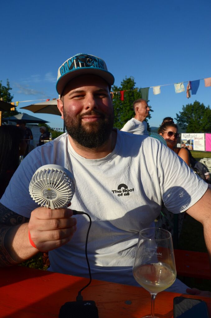 Einfach cool: Maximilian Hinderhofer war mit seinem Schatten spendenden Cap, Handventilator und einem kühlen Weißwein perfekt für die hohen Temperaturen ausgerüstet. Einfach cool: Maximilian Hinderhofer war mit seinem Schatten spendenden Cap, Handventilator und einem kühlen Weißwein perfekt für die hohen Temperaturen ausgerüstet.
