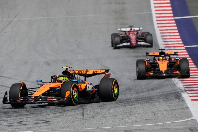 Lando Norris (l) und Oscar Piastri (m) mal wieder an der Spitze.  | Foto: Darko Bandic/AP/dpa