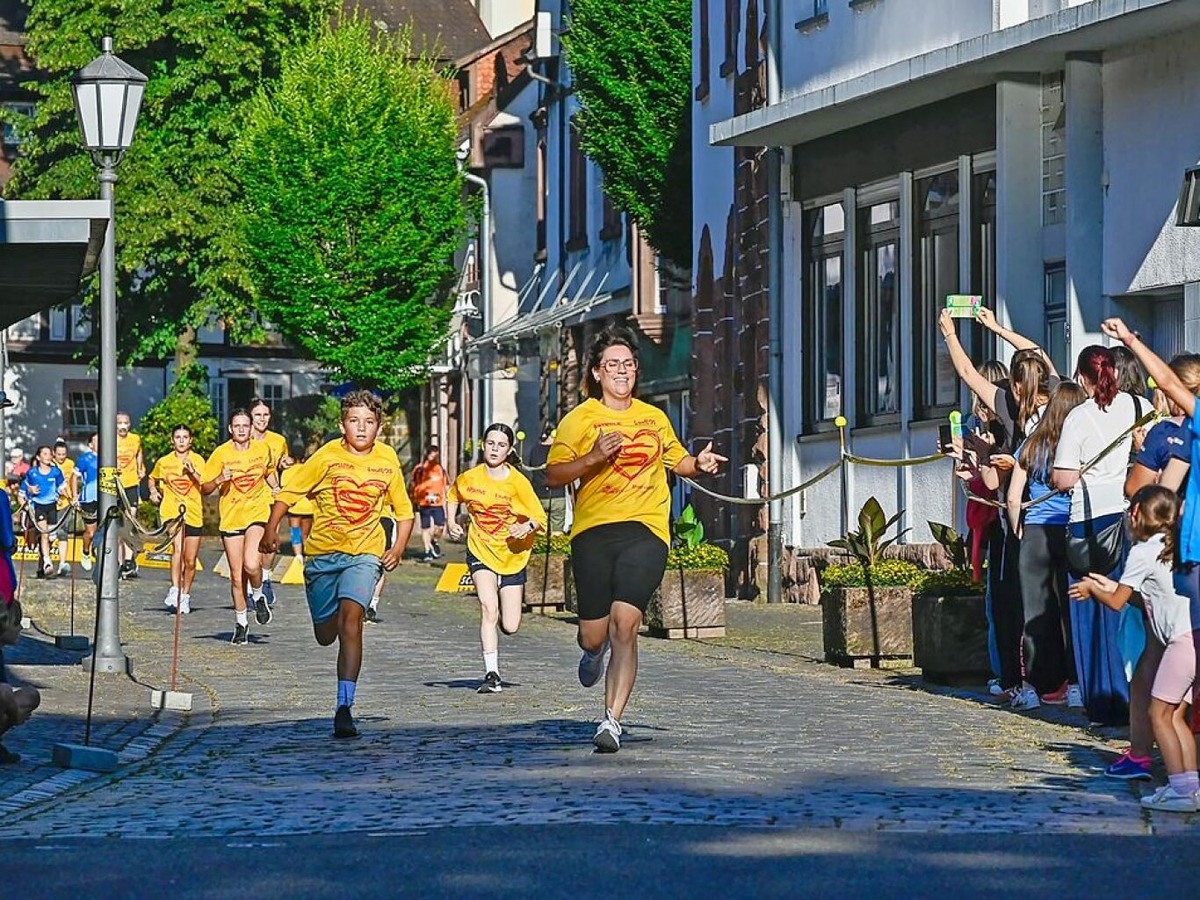 Der Sonnwendlauf lockte wieder unzählige Laufbegeisterte auf und neben die Strecke. Der Sonnwendlauf lockte wieder unzählige Laufbegeisterte auf und neben die Strecke.