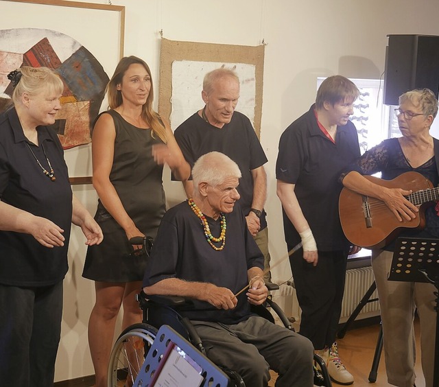 Der Straßenchor des Hauses der Diakoni... umrahmte die Vernissage musikalisch. | Foto: Michael Gottstein Der Straßenchor des Hauses der Diakoni... umrahmte die Vernissage musikalisch. | Foto: Michael Gottstein
