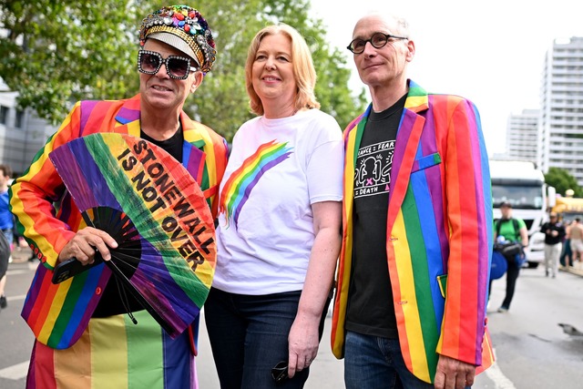 Die fr&uuml;here Bundestagspr&auml;sid...PD) beteiligte sich beim CSD in Berlin  | Foto: Fabian Sommer/dpa