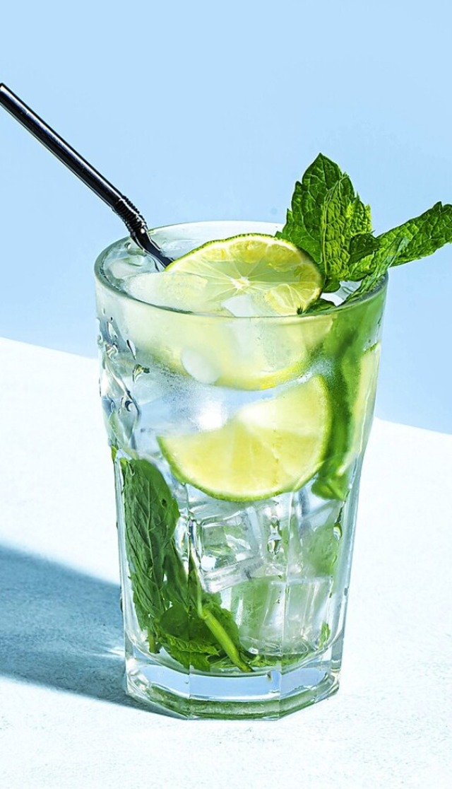 Einen Cocktail trinken, das mediterran...Amici-Events verspricht Sommerfeeling.  | Foto: IMAGO/Zoonar.com/Oksana Bratanova