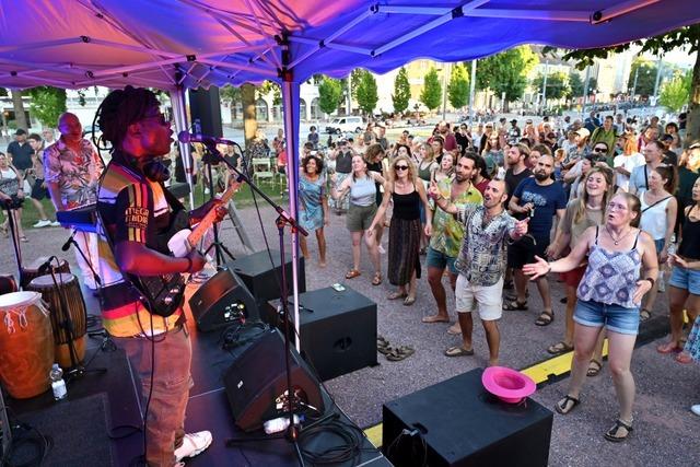 Freiburg feiert unter gleiender Sonne Oberlindenhock, Freiburg stimmt ein, Blaulichttag und Ebneter Kultursommer