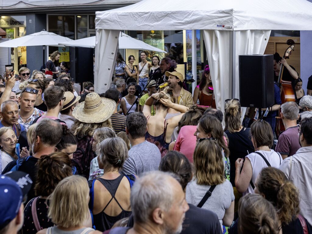Freiburg stimmt ein auf dem Oberlindenhock Freiburg stimmt ein auf dem Oberlindenhock
