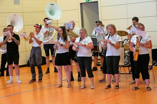 Die Musikkapelle aus Bans les Bains spielt die Deutsche Nationalhymne. | Foto: Wolfgang Scheu Die Musikkapelle aus Bans les Bains spielt die Deutsche Nationalhymne. | Foto: Wolfgang Scheu