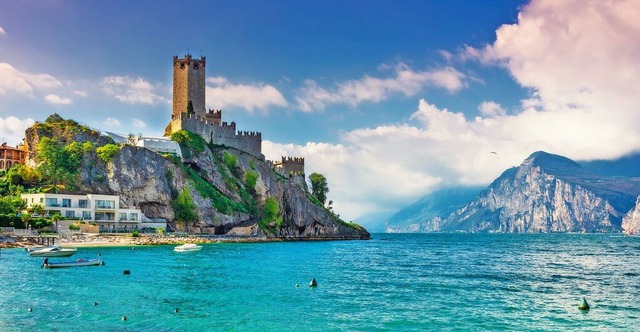 Die Scaligerburg in Malcesine mit grandiosem Blick auf den Gardasee.  | Foto: Lesia Popovych/Shutterstock.com