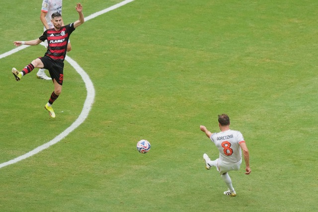 Leon Goretzka zieht pr&auml;zise aus d...nd trifft zum 3:1 f&uuml;r die Bayern.  | Foto: Marta Lavandier/AP/dpa