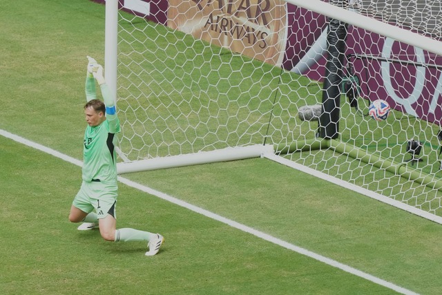 Beim ersten Gegentor kann Manuel Neuer...l genug in die H&ouml;he rei&szlig;en.  | Foto: Marta Lavandier/AP/dpa