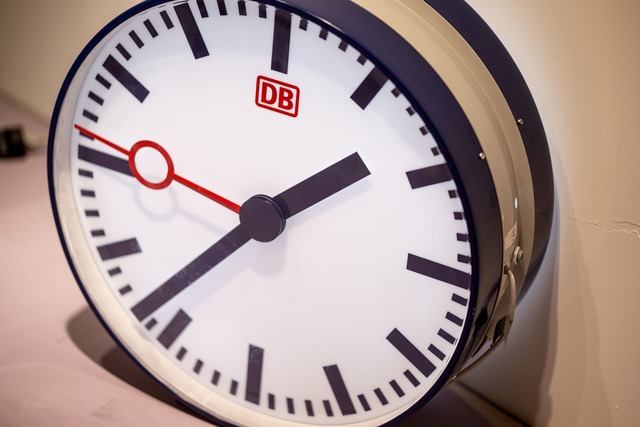 Immer wieder verliert die Bahn den Wettlauf mit der Zeit. (Archivbild)  | Foto: Fabian Sommer/dpa