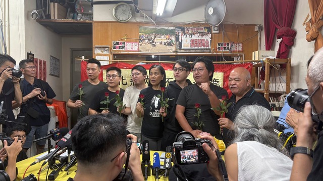 Aktuelle und ehemalige Mitglieder der ...die Auflösung der Partei bekannt. | Foto: Kanis Leung/AP/dpa Aktuelle und ehemalige Mitglieder der ...die Auflösung der Partei bekannt. | Foto: Kanis Leung/AP/dpa