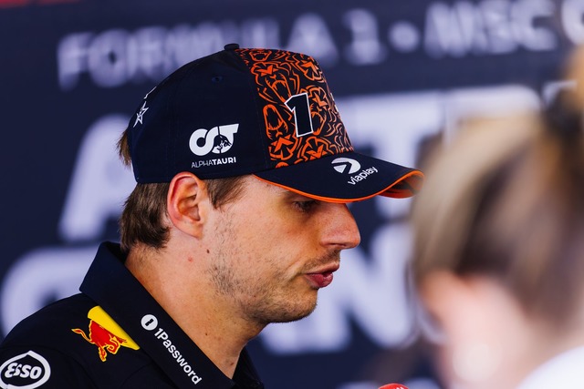 Max Verstappen muss nicht nur sein vorzeitiges Aus in Spielberg verkraften.  | Foto: Philipp von Ditfurth/dpa