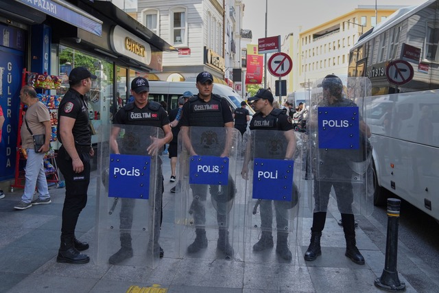 Türkische Polizisten stehen in ei...jährlichen LGBTQ+ Pride Marsches. | Foto: Dilara Acikgoz/AP/dpa Türkische Polizisten stehen in ei...jährlichen LGBTQ+ Pride Marsches. | Foto: Dilara Acikgoz/AP/dpa