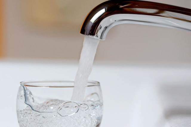 Wasser als bestes Getränk an heißen Tagen | Foto: Roland Weihrauch (dpa) Wasser als bestes Getränk an heißen Tagen | Foto: Roland Weihrauch (dpa)