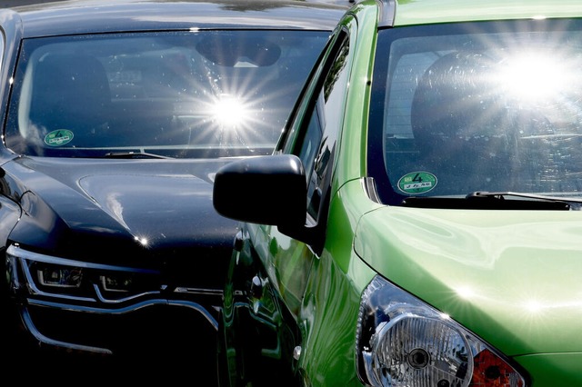 Bei Hitze kann es im Auto schnell sehr...erden. Besonders für Kinder und Tiere. | Foto: Britta Pedersen (dpa) Bei Hitze kann es im Auto schnell sehr...erden. Besonders für Kinder und Tiere. | Foto: Britta Pedersen (dpa)