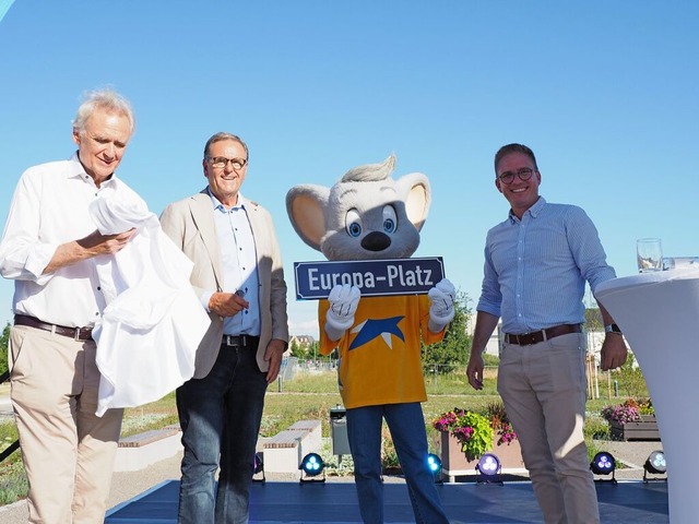 Jürgen und Roland Mack (von links) sow...a-Platz zusammen mit der Euromaus ein. | Foto: Michael Haberer Jürgen und Roland Mack (von links) sow...a-Platz zusammen mit der Euromaus ein. | Foto: Michael Haberer