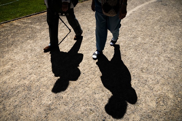 Gegen Einsamkeit helfen gemeinsame Freizeitaktivit&auml;ten (Archivbild)  | Foto: Christoph Soeder/dpa