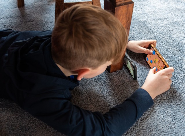 Kinder verlernen echte Kommunikation, ...sie zu viel am Handy sind (Archivbild)  | Foto: Robert Michael/dpa-Zentralbild/dpa