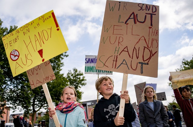 Auch Kinder sind von Eltern genervt, die st&auml;ndig am Handy sind (Archivbild)  | Foto: Axel Heimken/dpa
