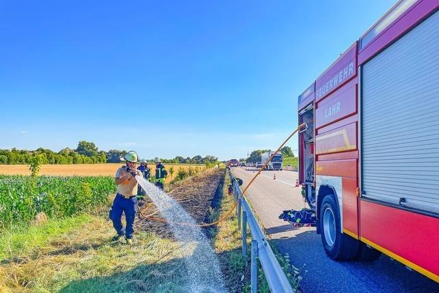 Bschung bei der Autobahn in Hhe Lahr brennt