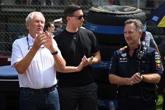 Helmut Marko (l) droht der Verlust seines Sch&uuml;tzlings Max Verstappen.  | Foto: Christian Bruna/AP/dpa