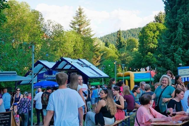 Neustadt hockt und rockt: Die Hitze bremst die Feier nur anfangs aus