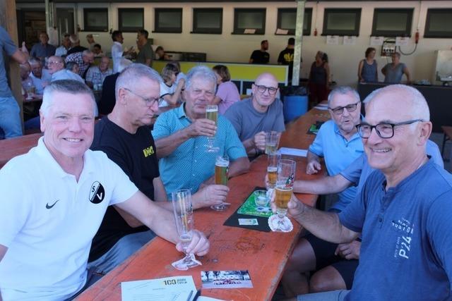 Anekdoten und Fotos wecken beim Ehemaligentreffen des Sportvereins Oberschopfheim viele Erinnerungen