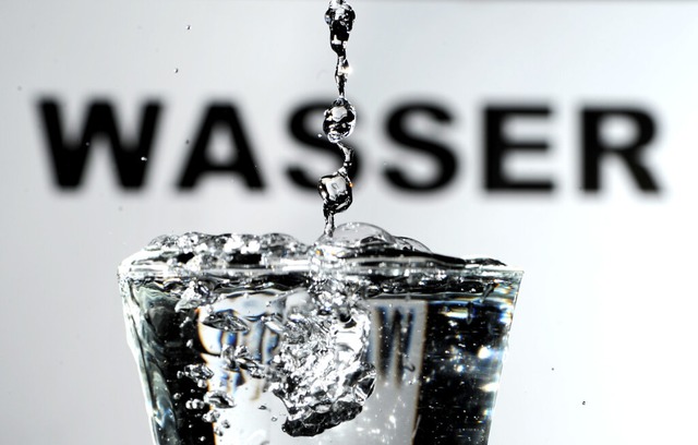 Wenn es heiß ist, sollte man viel trinken - vorallem Wasser. | Foto: Daniel Reinhardt (dpa) Wenn es heiß ist, sollte man viel trinken - vorallem Wasser. | Foto: Daniel Reinhardt (dpa)