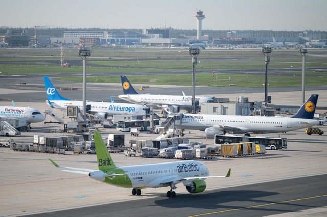 Jets von Lufthansa und AirBaltic auf dem Flughafen Frankfurt. | Foto: Sebastian Gollnow/dpa Jets von Lufthansa und AirBaltic auf dem Flughafen Frankfurt. | Foto: Sebastian Gollnow/dpa