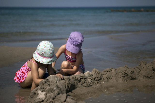 Nicht nur Kinder sollten einen Sonnenhut tragen. | Foto: Silvia Marks (dpa) Nicht nur Kinder sollten einen Sonnenhut tragen. | Foto: Silvia Marks (dpa)