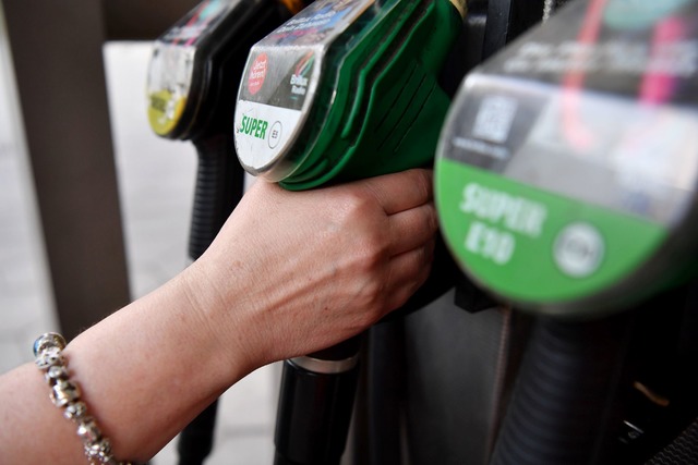 Tanken ist noch immer teurer als vor d... ist der &Ouml;lpreis wieder gefallen.  | Foto: Paul Zinken/dpa