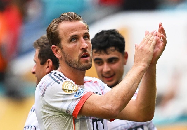 Harry Kane applaudiert nach dem Sieg neben seinen Teamkollegen den Fans.  | Foto: Sven Hoppe (dpa)