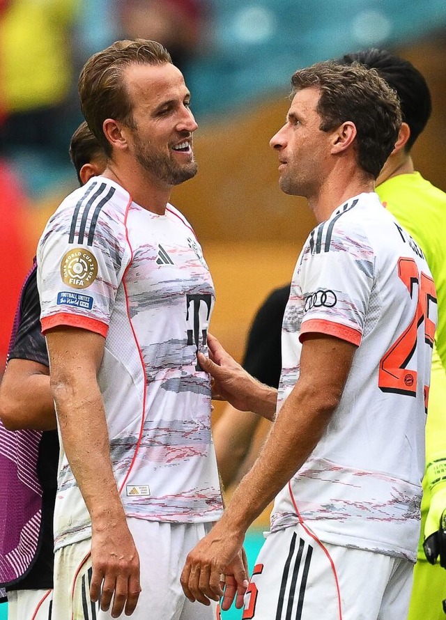 Harry Kane (links) und Thomas Mller  nach dem Spiel.  | Foto: Sven Hoppe (dpa)