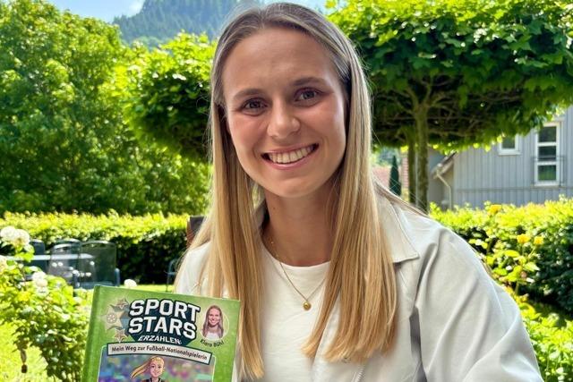 Mnstertler Fuball-EM-Star Klara Bhl ist jetzt auch Kinderbuchautorin