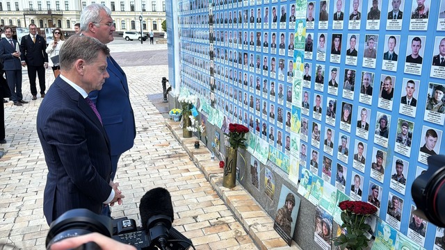 Au&szlig;enminister Johann Wadephul un...oten des Abwehrkrieges gegen Russland.  | Foto: J&ouml;rg Blank/dpa