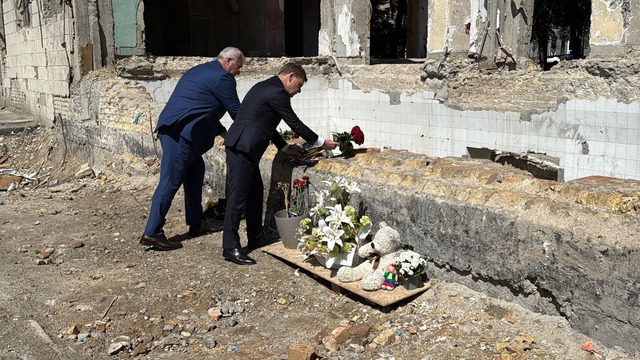 Au&szlig;enminister Johann Wadephul (C...em ukrainischen Kollegen Rosen nieder.  | Foto: J&ouml;rg Blank/dpa