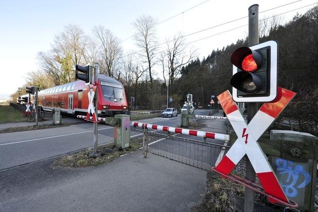 Personengruppe greift in Freiburg-Waldsee Insassen eines Autos an
