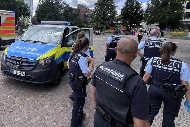 Bis zu 30 Passanten mischen sich in den Polizeieinsatz auf dem Lrracher Rathausplatz ein