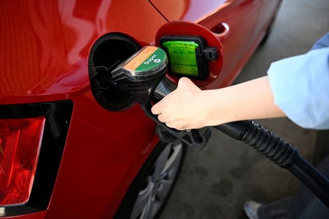 Teures Tanken: Die Energiepreise beeinflussen die Inflation stark (Archivbild)  | Foto: Philip Dulian/dpa