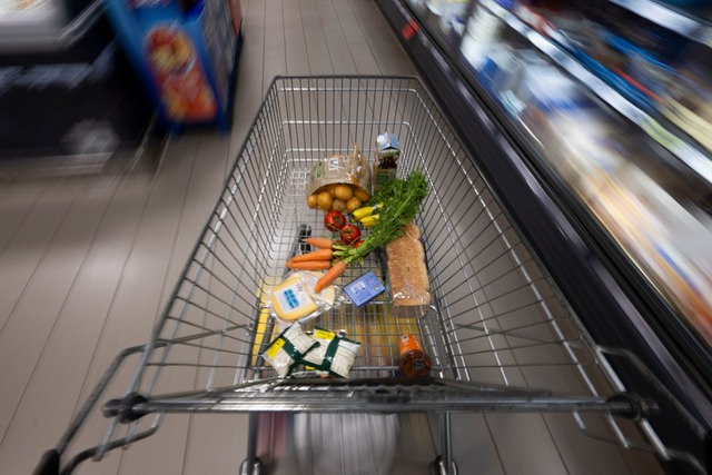 Teurer Einkauf: Die Preise f&uuml;r Le...en Jahren stark angezogen (Archivbild)  | Foto: Philip Dulian/dpa