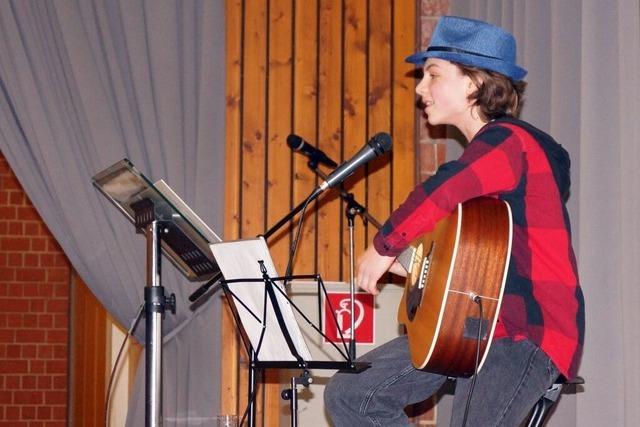 Mit Stimme, Gitarre, Hackbrett & Co.: Junge Talente  treten in der Dorfmitte Holzen auf