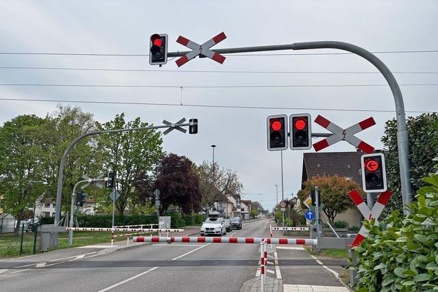 Bahn und Autos mssen in Ihringen lange warten